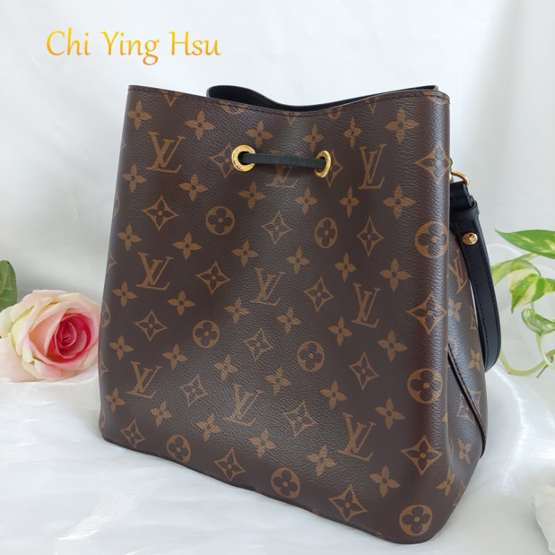 LV M44020🎀現品實拍🎀 經典老花 黑色 水桶包 斜背/肩背包~二手約9成新-5