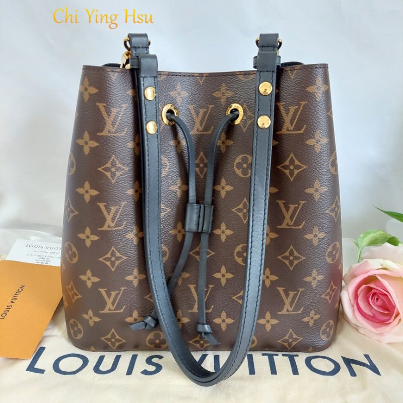 LV M44020🎀現品實拍🎀 經典老花 黑色 水桶包 斜背/肩背包~二手約9成新-2