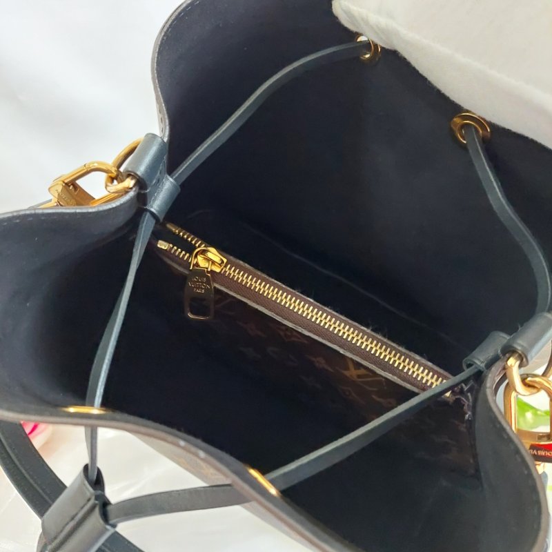 LV M44020🎀現品實拍🎀 經典老花 黑色 水桶包 斜背/肩背包~二手約9成新-6