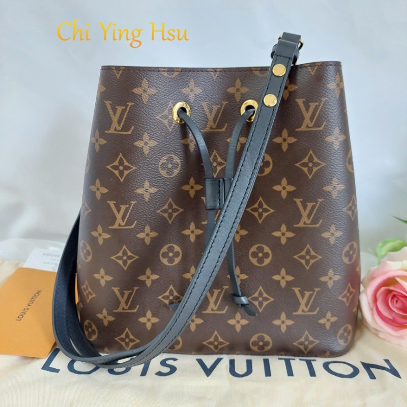 LV M44020🎀現品實拍🎀 經典老花 黑色 水桶包 斜背/肩背包~二手約9成新-3