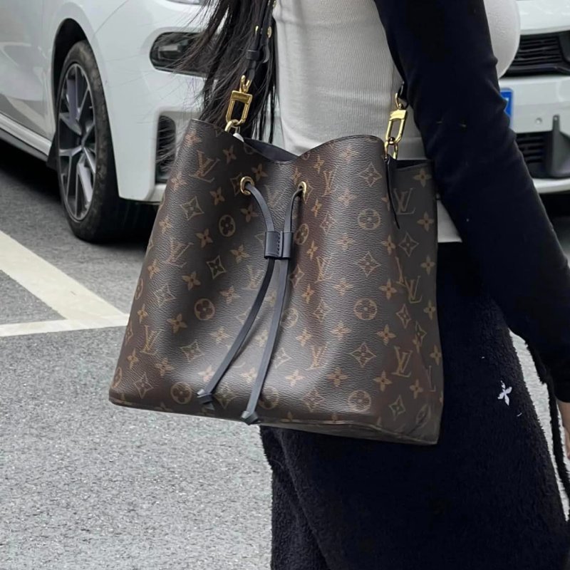 LV M44020🎀現品實拍🎀 經典老花 黑色 水桶包 斜背/肩背包~二手約9成新-4