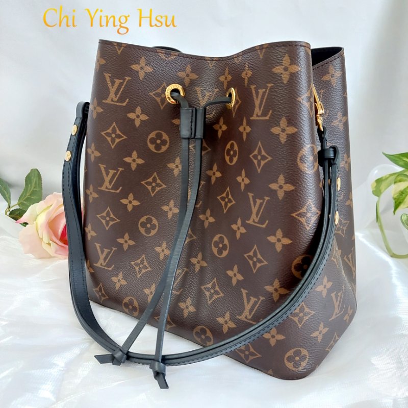 LV M44020🎀現品實拍🎀 經典老花 黑色 水桶包 斜背/肩背包~二手約9成新-0