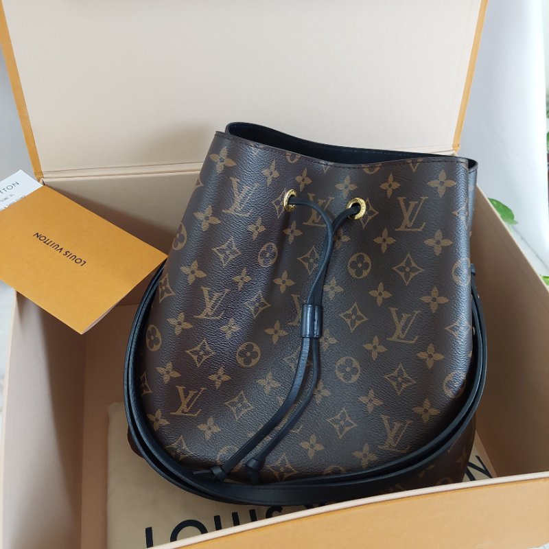 LV M44020🎀現品實拍🎀 經典老花 黑色 水桶包 斜背/肩背包~二手約9成新-14