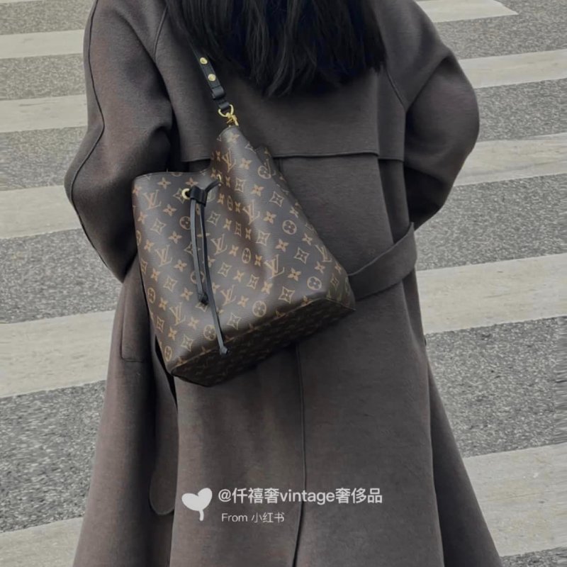 LV M44020🎀現品實拍🎀 經典老花 黑色 水桶包 斜背/肩背包~二手約9成新-11