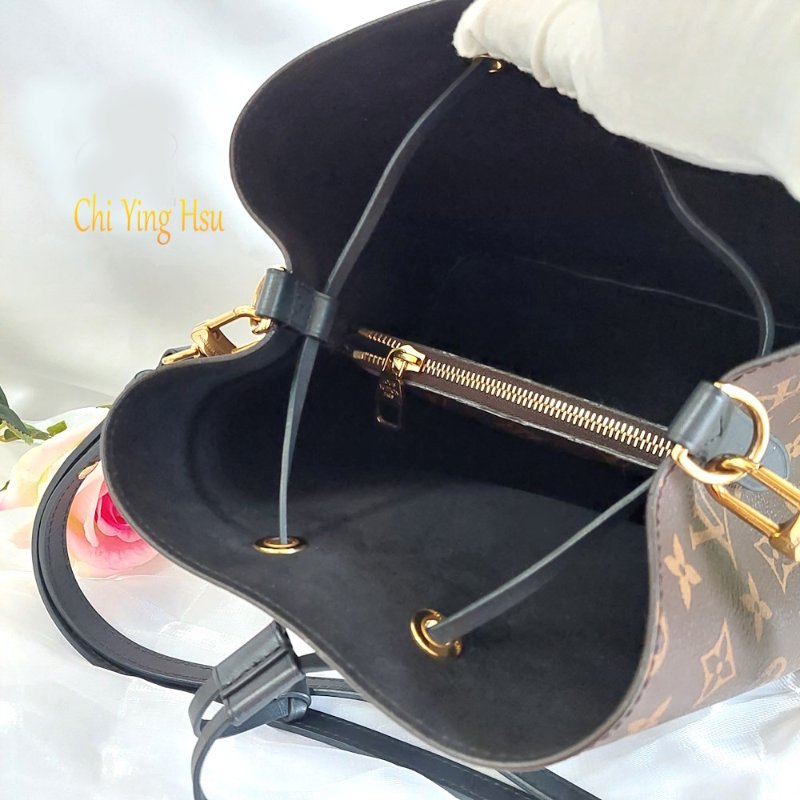 LV M44020🎀現品實拍🎀 經典老花 黑色 水桶包 斜背/肩背包~二手約9成新-12