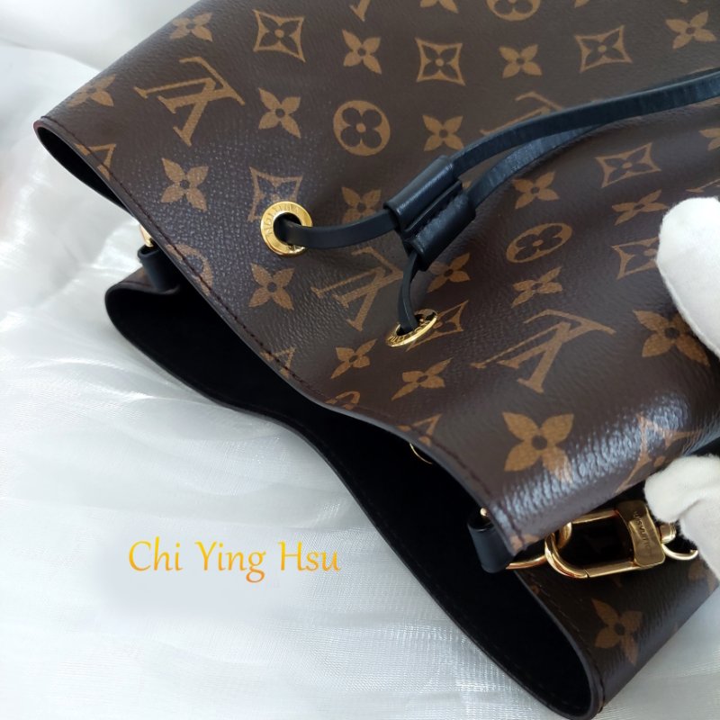 LV M44020🎀現品實拍🎀 經典老花 黑色 水桶包 斜背/肩背包~二手約9成新-8