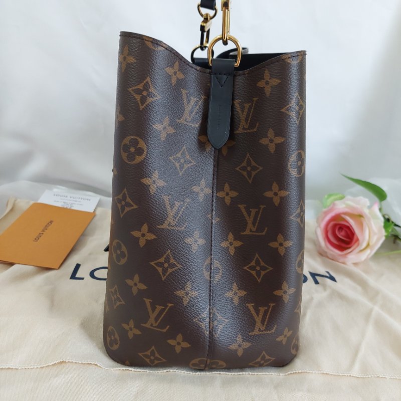 LV M44020🎀現品實拍🎀 經典老花 黑色 水桶包 斜背/肩背包~二手約9成新-17