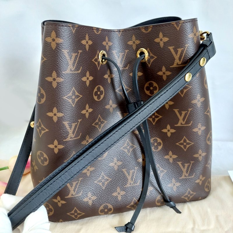 LV M44020🎀現品實拍🎀 經典老花 黑色 水桶包 斜背/肩背包~二手約9成新-18