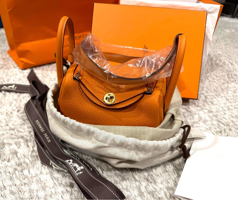 天菜全新大全配✨漢神百貨購證正本Hermes 火紅爆款Mini lindy新色93愛馬仕橘火焰橘搭配金釦2023年最新款-9