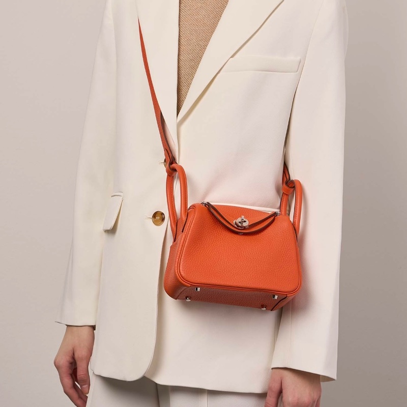天菜全新大全配✨漢神百貨購證正本Hermes 火紅爆款Mini lindy新色93愛馬仕橘火焰橘搭配金釦2023年最新款-1