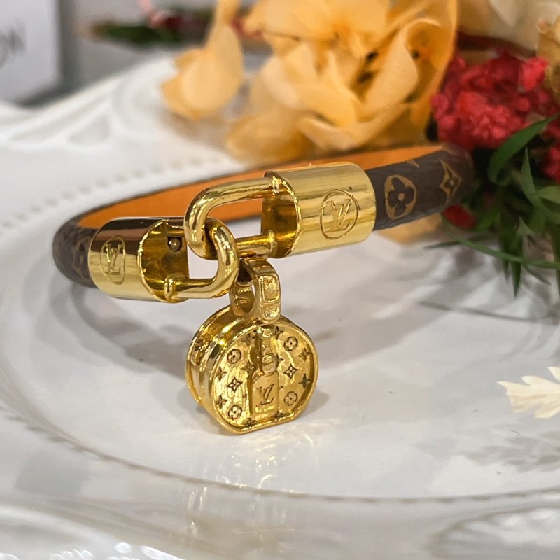 Louis Vuitton LV 字紋Tribute charm 圓餅包造型手環/手鐲/飾品-1