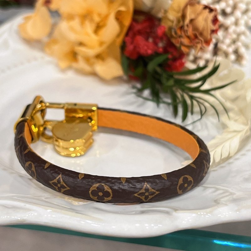 Louis Vuitton LV 字紋Tribute charm 圓餅包造型手環/手鐲/飾品-3