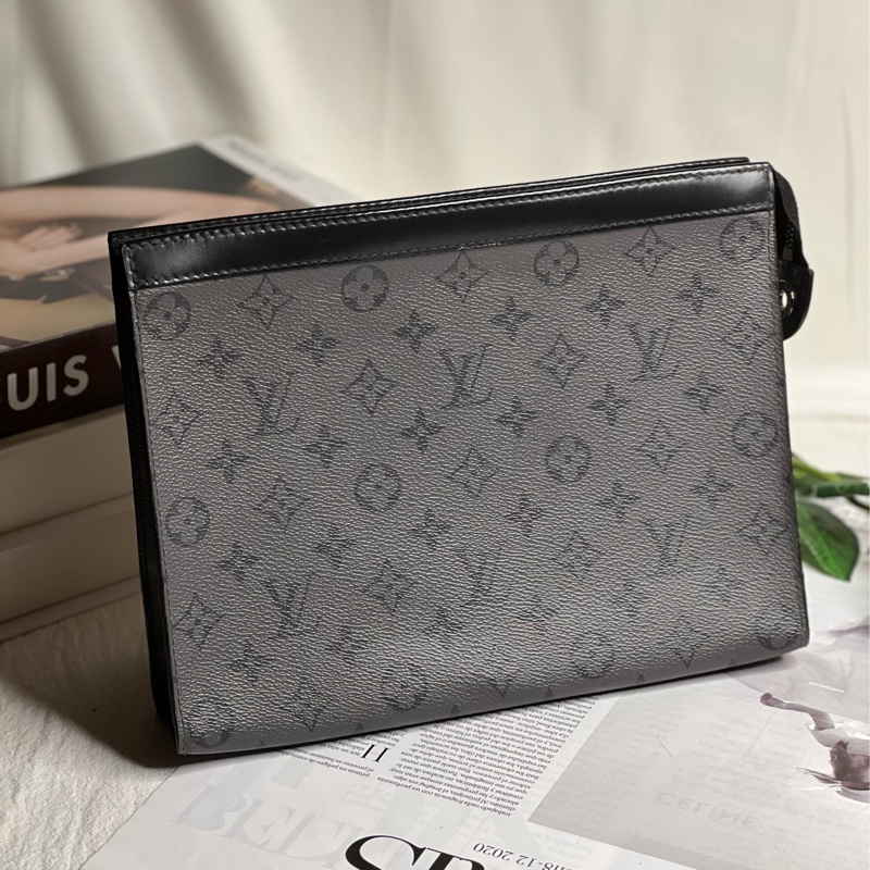 LV 灰黑武士 手拿包 《最新晶片款》-0