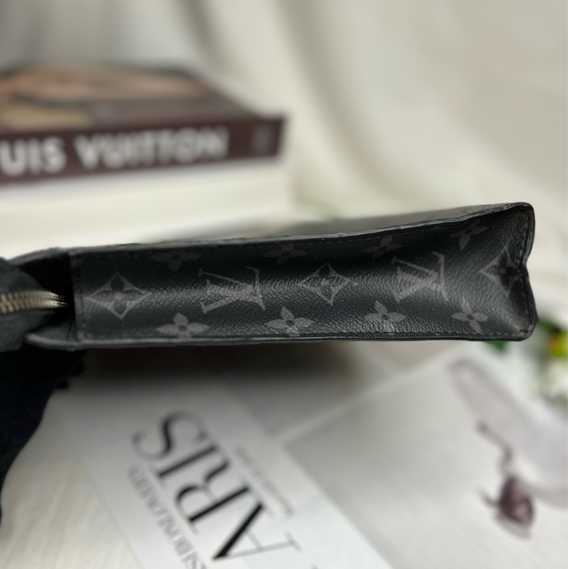 LV 灰黑武士 手拿包 《最新晶片款》-10