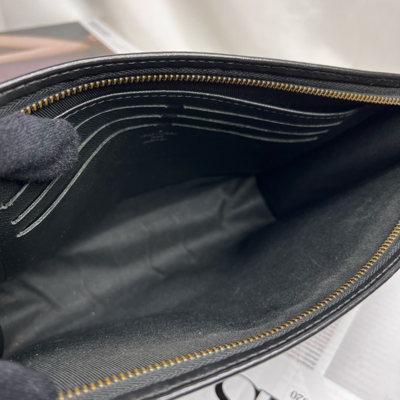 LV 灰黑武士 手拿包 《最新晶片款》-14