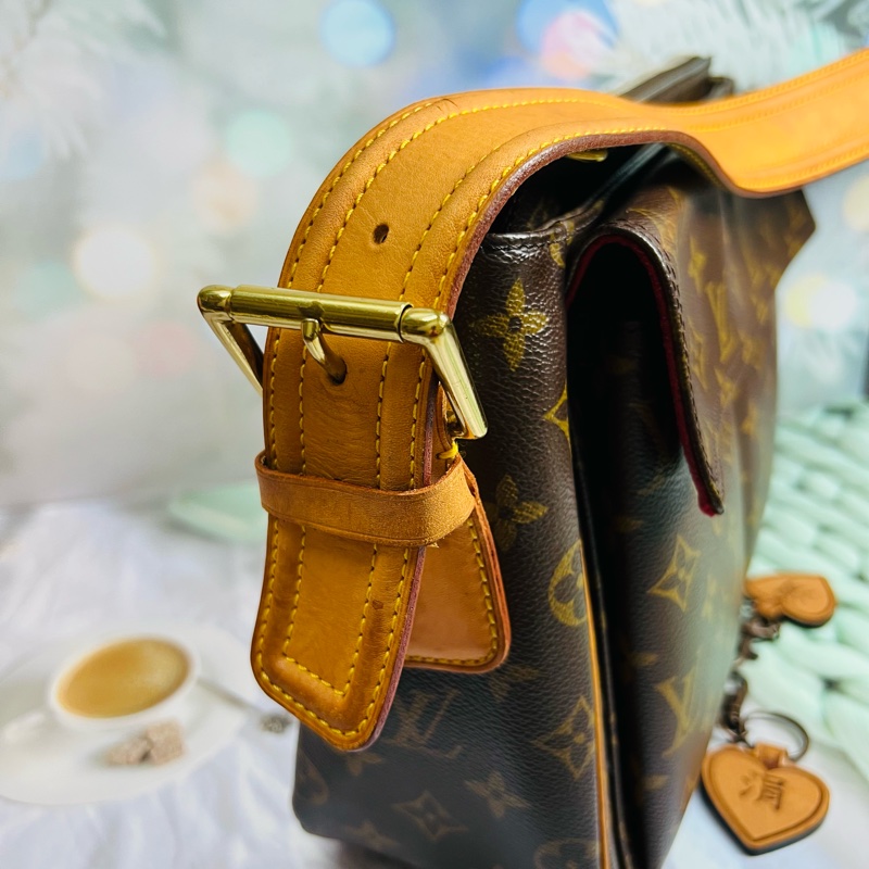 Lv中款駱駝包-6