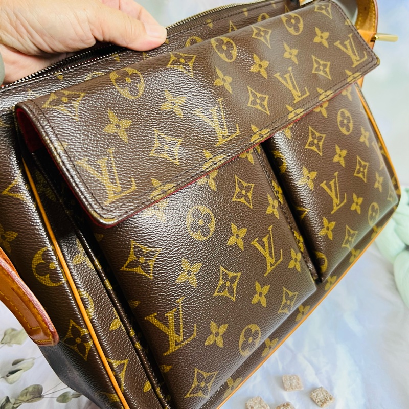 Lv中款駱駝包-15