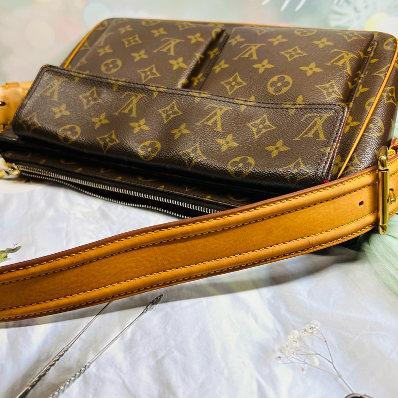 Lv中款駱駝包-16