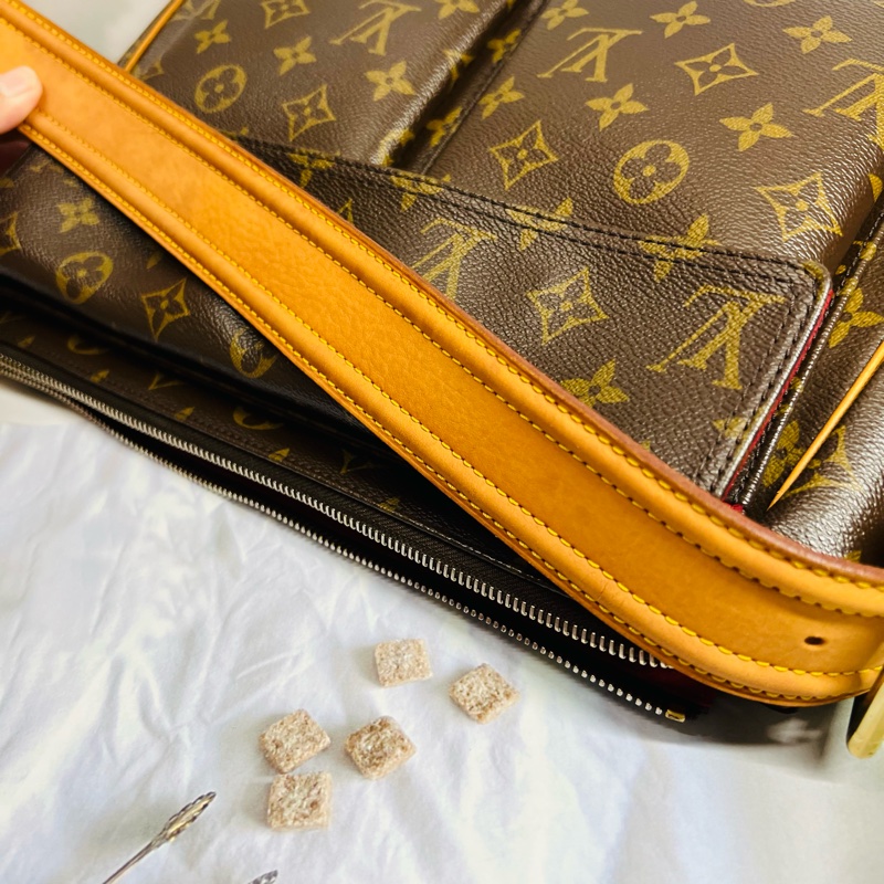 Lv中款駱駝包-22