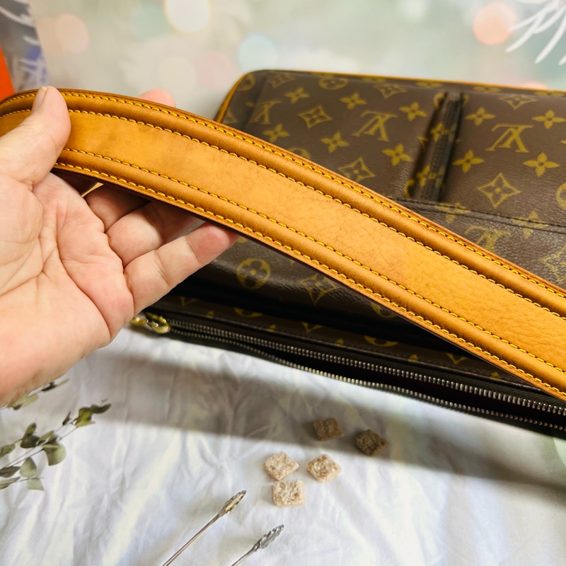 Lv中款駱駝包-23