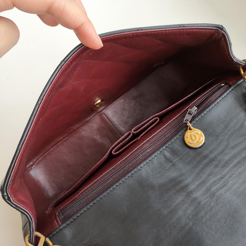 CHANEL VINTAGE 經典黑金羊皮全蓋式斜背包-5