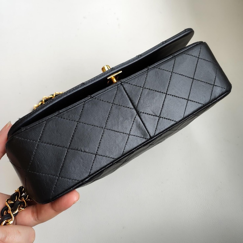 CHANEL VINTAGE 經典黑金羊皮全蓋式斜背包-9