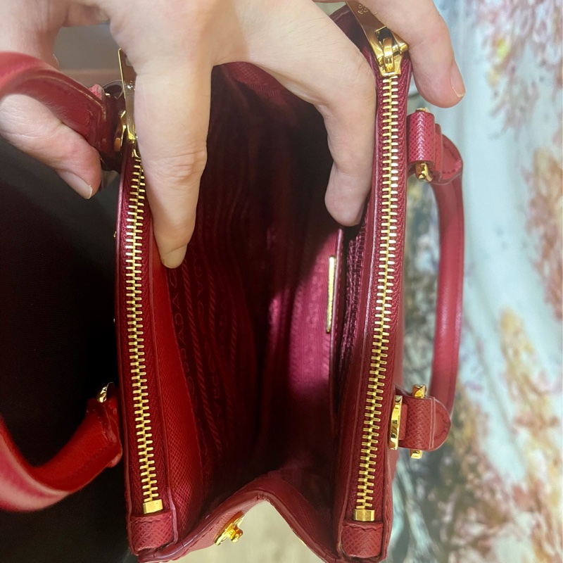 櫃上125000萬💰新款mini尺寸 Prada mini紅金 迷你殺手包 手提 肩背 斜背-18