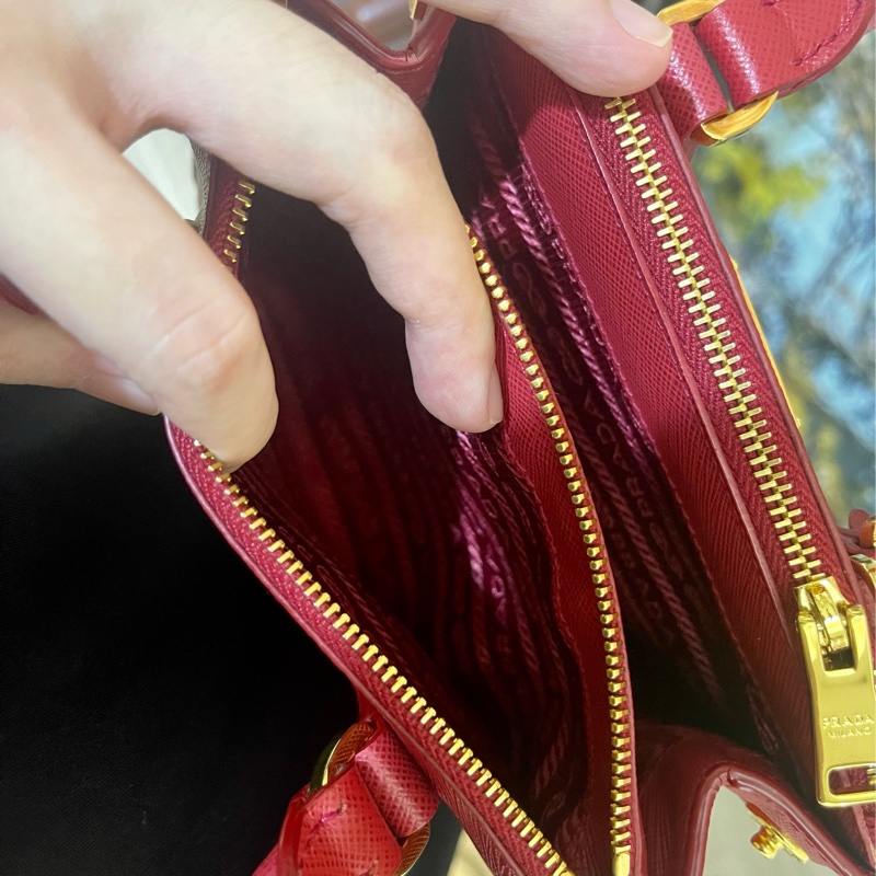 櫃上125000萬💰新款mini尺寸 Prada mini紅金 迷你殺手包 手提 肩背 斜背-19