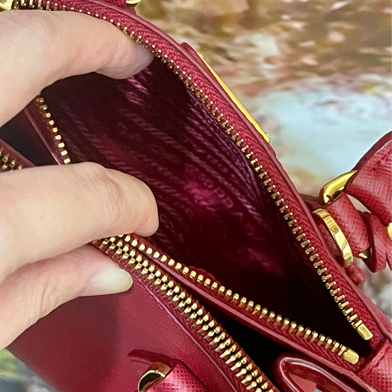 櫃上125000萬💰新款mini尺寸 Prada mini紅金 迷你殺手包 手提 肩背 斜背-20