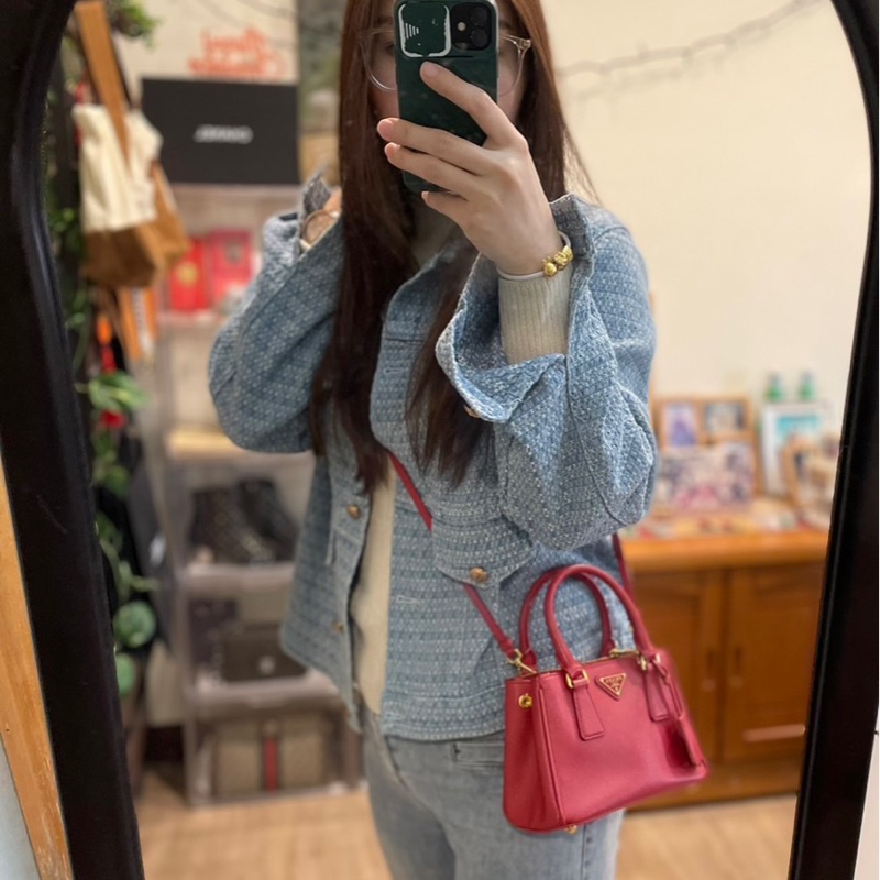 櫃上125000萬💰新款mini尺寸 Prada mini紅金 迷你殺手包 手提 肩背 斜背-0