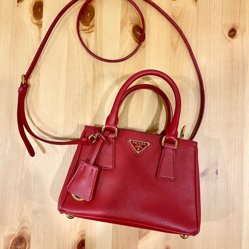 櫃上125000萬💰新款mini尺寸 Prada mini紅金 迷你殺手包 手提 肩背 斜背-4