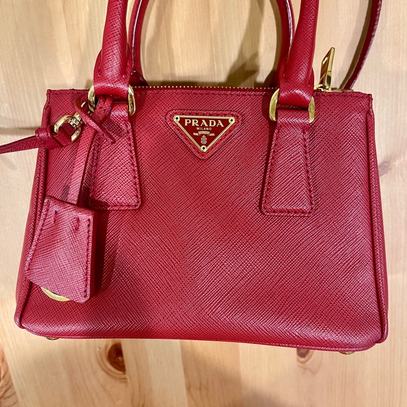 櫃上125000萬💰新款mini尺寸 Prada mini紅金 迷你殺手包 手提 肩背 斜背-6