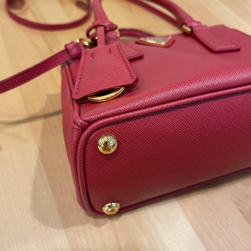 櫃上125000萬💰新款mini尺寸 Prada mini紅金 迷你殺手包 手提 肩背 斜背-7