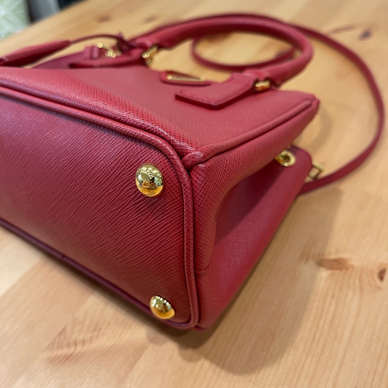 櫃上125000萬💰新款mini尺寸 Prada mini紅金 迷你殺手包 手提 肩背 斜背-8