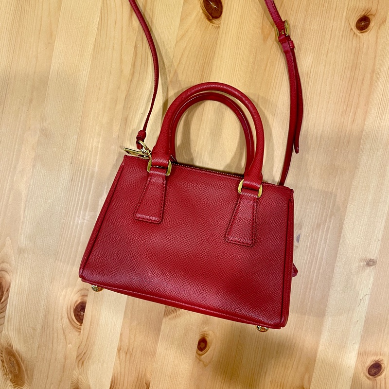 櫃上125000萬💰新款mini尺寸 Prada mini紅金 迷你殺手包 手提 肩背 斜背-9