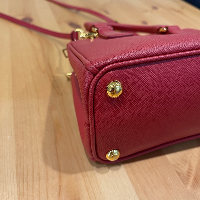 櫃上125000萬💰新款mini尺寸 Prada mini紅金 迷你殺手包 手提 肩背 斜背-10