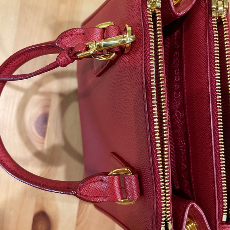 櫃上125000萬💰新款mini尺寸 Prada mini紅金 迷你殺手包 手提 肩背 斜背-15