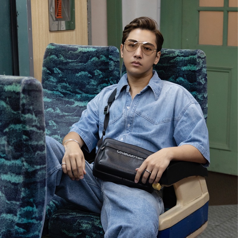 LV taiga 秀款 防刮牛皮 信封包郵差記者包 這個超好用 時髦 全配含購證 這個如果有的話現在要100,000了 割愛37800少用九成新 🖤🤍🖤🤍-3