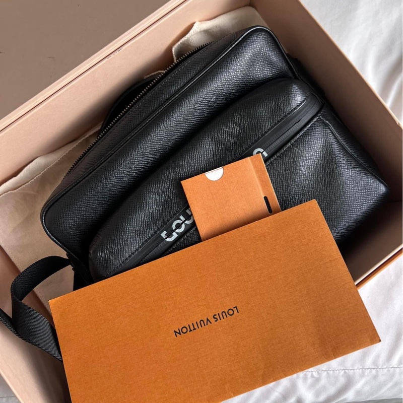 LV taiga 秀款 防刮牛皮 信封包郵差記者包 這個超好用 時髦 全配含購證 這個如果有的話現在要100,000了 割愛37800少用九成新 🖤🤍🖤🤍-8