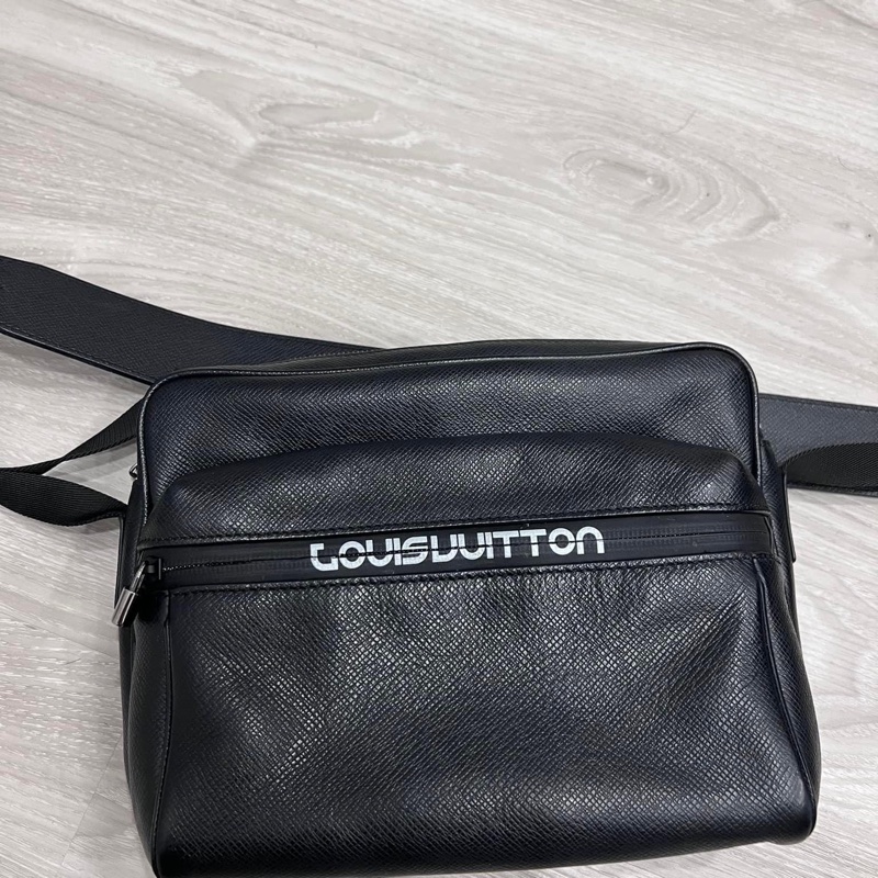 LV taiga 秀款 防刮牛皮 信封包郵差記者包 這個超好用 時髦 全配含購證 這個如果有的話現在要100,000了 割愛37800少用九成新 🖤🤍🖤🤍-9