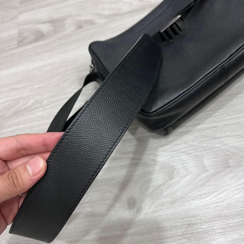 LV taiga 秀款 防刮牛皮 信封包郵差記者包 這個超好用 時髦 全配含購證 這個如果有的話現在要100,000了 割愛37800少用九成新 🖤🤍🖤🤍-10