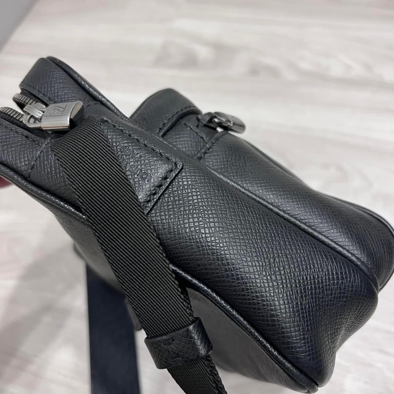 LV taiga 秀款 防刮牛皮 信封包郵差記者包 這個超好用 時髦 全配含購證 這個如果有的話現在要100,000了 割愛37800少用九成新 🖤🤍🖤🤍-11