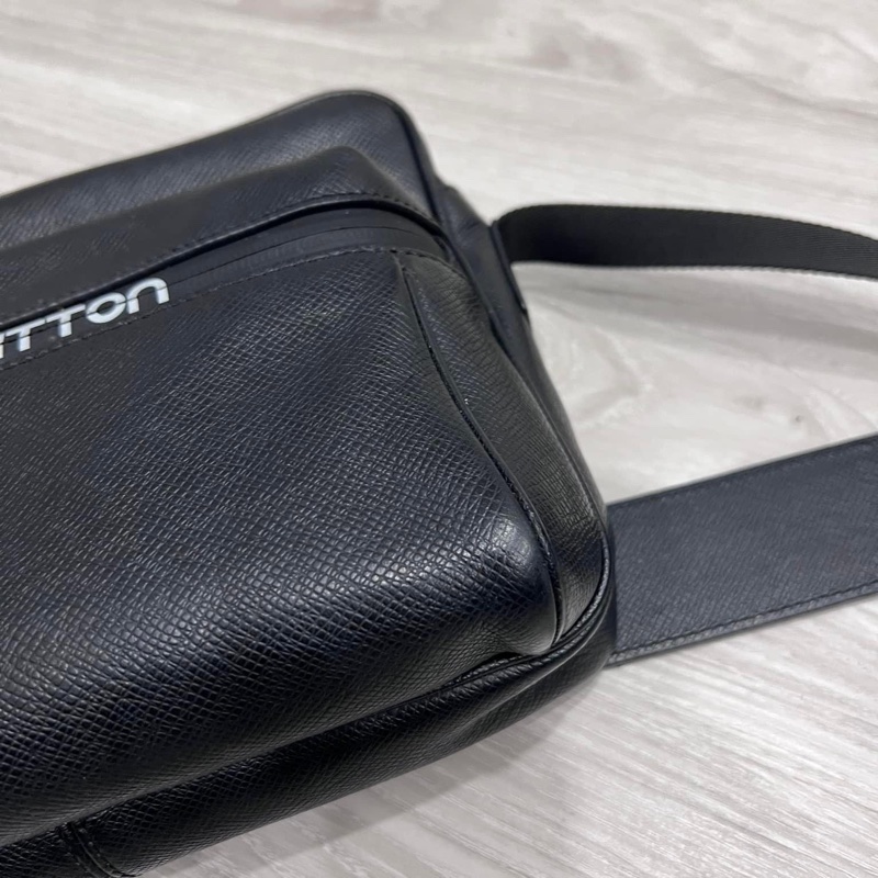 LV taiga 秀款 防刮牛皮 信封包郵差記者包 這個超好用 時髦 全配含購證 這個如果有的話現在要100,000了 割愛37800少用九成新 🖤🤍🖤🤍-12