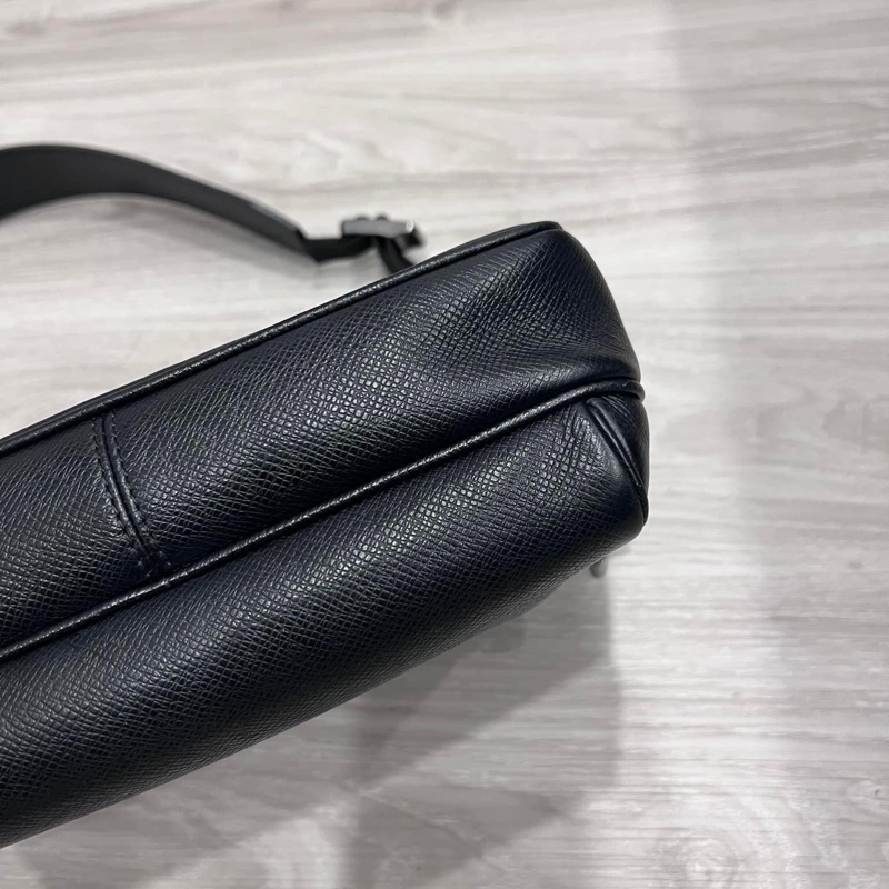 LV taiga 秀款 防刮牛皮 信封包郵差記者包 這個超好用 時髦 全配含購證 這個如果有的話現在要100,000了 割愛37800少用九成新 🖤🤍🖤🤍-13