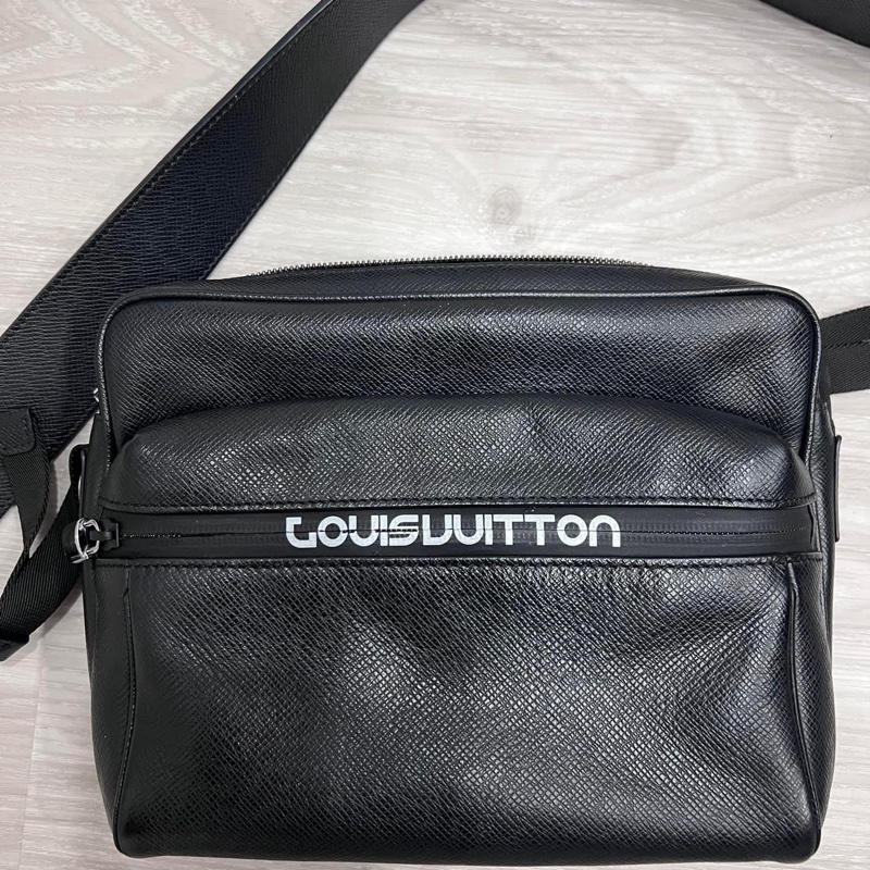 LV taiga 秀款 防刮牛皮 信封包郵差記者包 這個超好用 時髦 全配含購證 這個如果有的話現在要100,000了 割愛37800少用九成新 🖤🤍🖤🤍-14