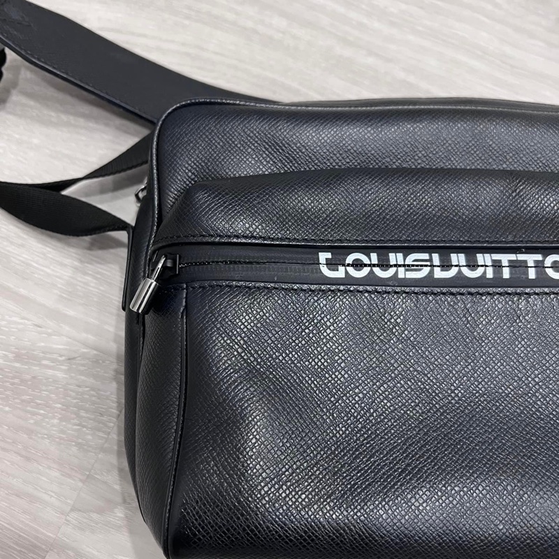 LV taiga 秀款 防刮牛皮 信封包郵差記者包 這個超好用 時髦 全配含購證 這個如果有的話現在要100,000了 割愛37800少用九成新 🖤🤍🖤🤍-15