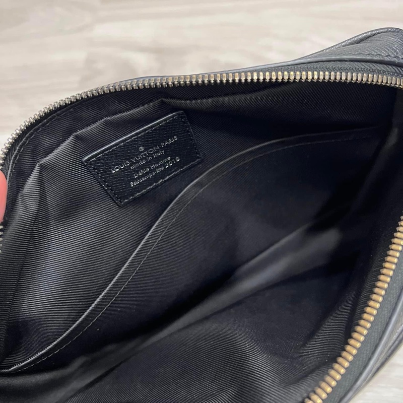 LV taiga 秀款 防刮牛皮 信封包郵差記者包 這個超好用 時髦 全配含購證 這個如果有的話現在要100,000了 割愛37800少用九成新 🖤🤍🖤🤍-16