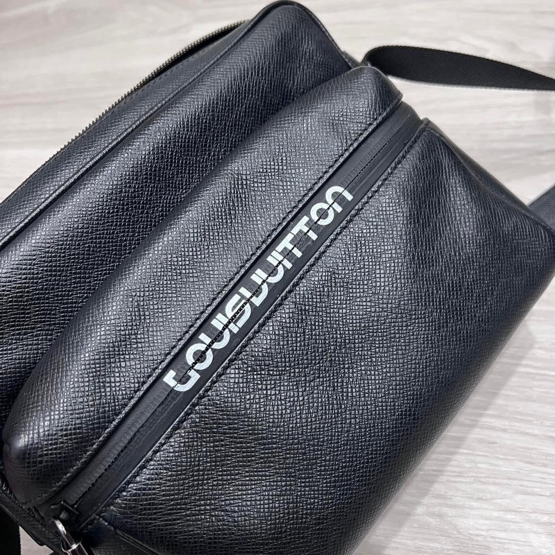 LV taiga 秀款 防刮牛皮 信封包郵差記者包 這個超好用 時髦 全配含購證 這個如果有的話現在要100,000了 割愛37800少用九成新 🖤🤍🖤🤍-17