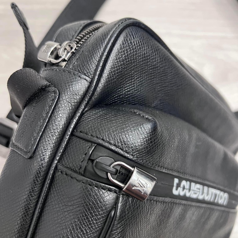 LV taiga 秀款 防刮牛皮 信封包郵差記者包 這個超好用 時髦 全配含購證 這個如果有的話現在要100,000了 割愛37800少用九成新 🖤🤍🖤🤍-18