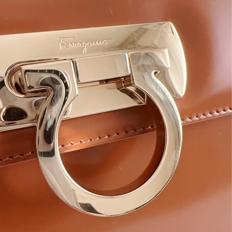 Ferragamo 博物館包 小號 焦糖色-6